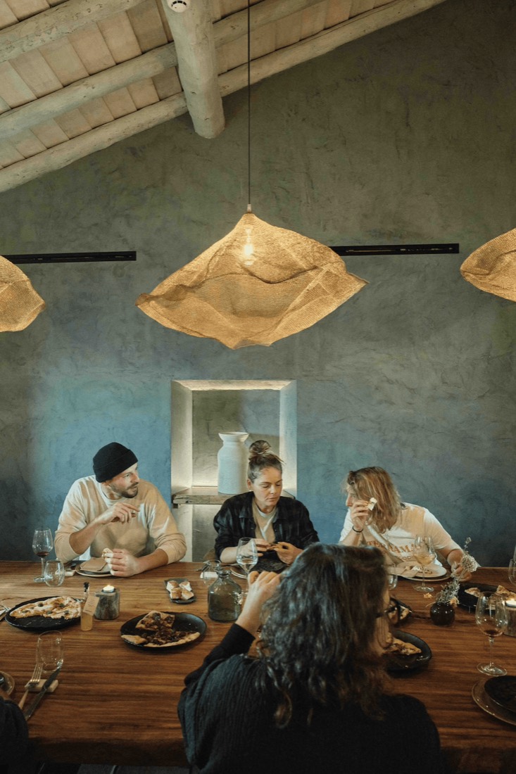 Sala do Pão & Pizza com candeeiros suspensos